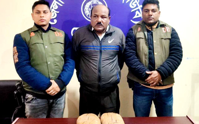 পুলিশ দেখে দৌড়, গাঁজাসহ একাধিক মাদক মামলার আসামি গ্রেফতার
